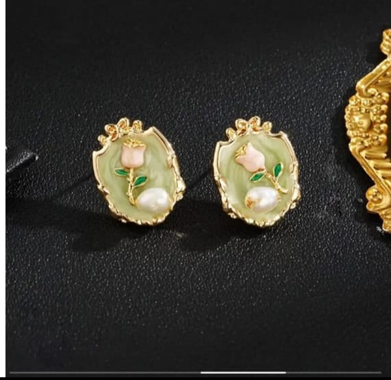 Vintage-style Tulip Pearl Stud Earrings.