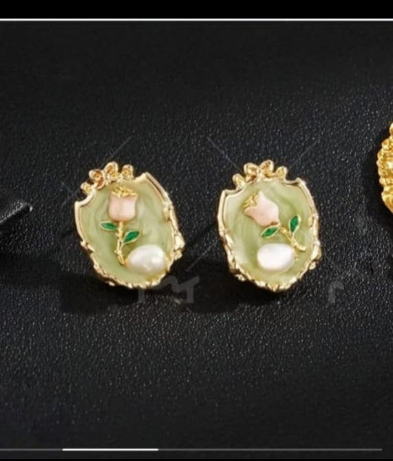 Vintage-style Tulip Pearl Stud Earrings.