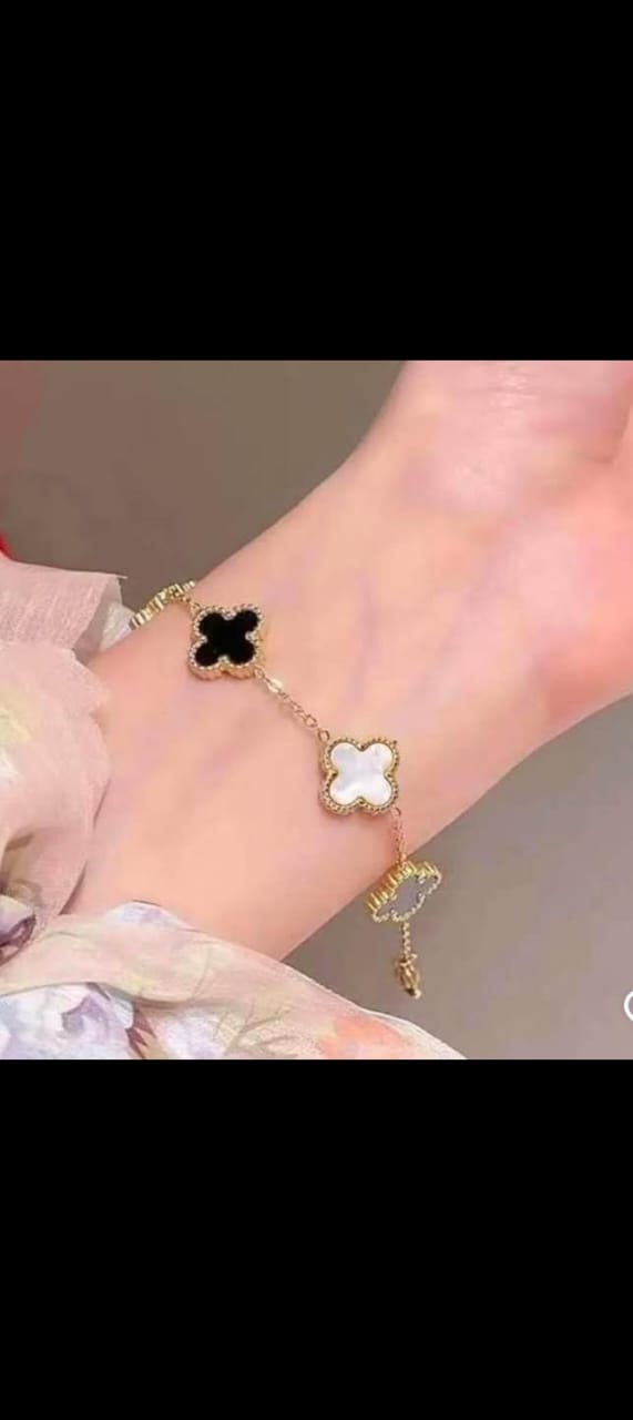 Four-leaf clover bracelet